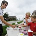 Vincent Adams, left, purchases two glasses of lemonade Tuesday from Charlotte McWhorter, 9, right, a...