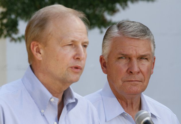 james-lee-witt-right-listens-to-incoming-bp-ceo-bob-dudley-as-he-announces-witts-hiring-as-an-adviser-to-bps-deepwater-horizon-oil-spill-response-in-biloxi-miss-on-friday-july-30-2010