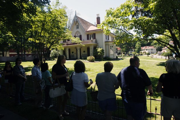 members-of-the-public-stand-outside-the-delamater-inn-waiting-for-invited-guests-to-arrive-for-the-wedding-between-chelsea-clinton-and-fiance-marc-mezvinsky-in-rhinebeck-ny-on-saturday-july-31-2010-chelsea-clinton-and-her-fiance-marc-mezvinsky-are-widely-expected-to-be-married-in-rhinebeck-later-today