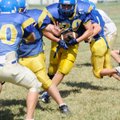 Decatur’s Kyler Murray breaks through the defense during practice Tuesday in Decatur.