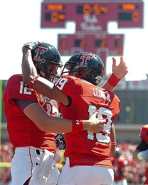Texas Tech receiver Lyle Leon caught three touchdown passes from quarterback Taylor Potts in the Red Raiders’ 35-27 victory over SMU on Sunday.