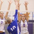 Fayetteville sophomore Hannah Pinter, right, reaches to block Rogers High junior Mikalah Booher duri...