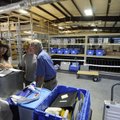 Sharon Shepard, left, a Washington County Election Commission worker, assists Cheryl Haney and James...
