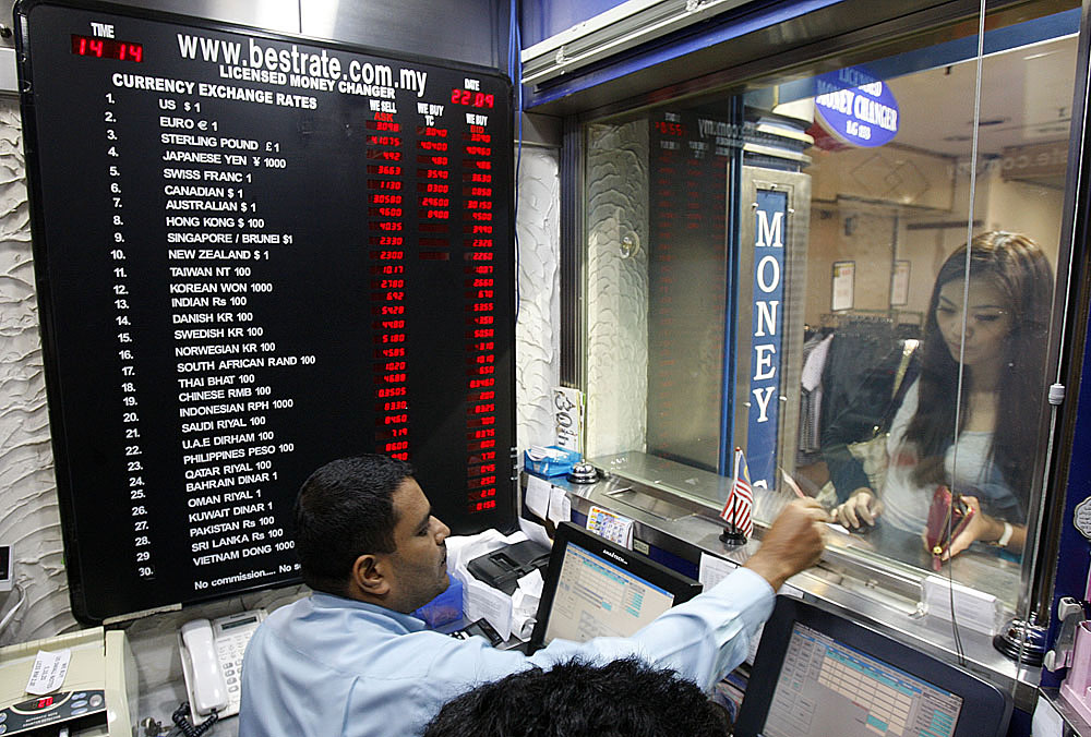 A customer exchanges money at a currencyexchange counter Wednesday in