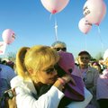 Wendi Ford, left, of Bentonville, embraces her mother, Deanna Dial of Rogers, in April 2007, during ...