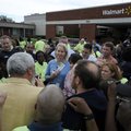 VOICING CONCERNS Members of the groups Making Change at Walmart and Organization United for Respect ...