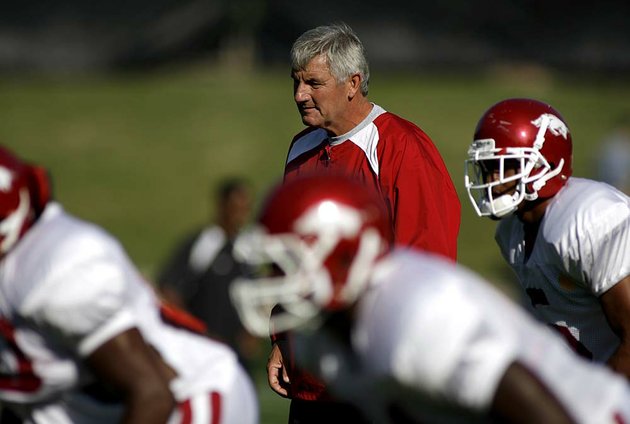 arkansas-democrat-gazettejason-ivester-08-17-09-ua-football-practice-on-the-practice-field-assistant-coach-bobby-allen
