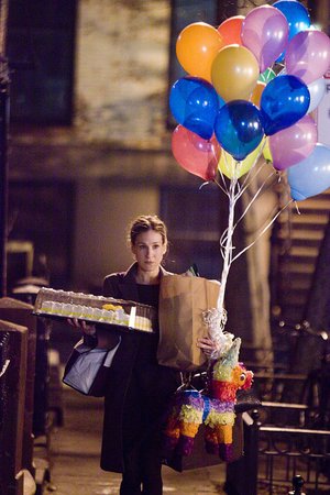 Kate Reddy (Sarah Jessica Parker) is an overworked mother with a high-powered job in Douglas McGrath’s I Don’t Know How She Does It. 