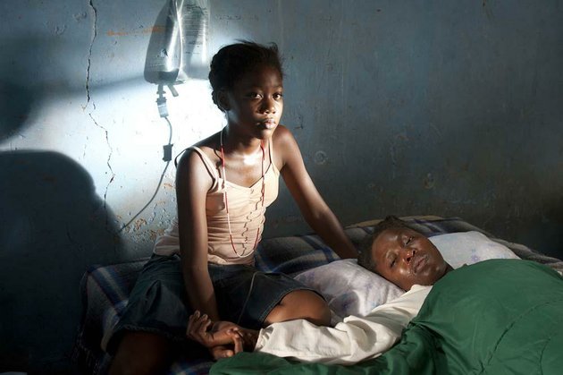 chanda-khomotso-manyaka-looks-after-her-dying-mother-lillian-lerato-mvelase-in-the-south-african-drama-life-above-all