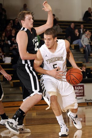 Bentonville’s Nick Smith, right, averaged 19 points per game in 7A-West play.