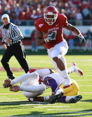 Arkansas running back Knile Davis decided Tuesday to forego the NFL Draft and return to the Razorbacks next season. Davis rushed for 1,322 yards and 13 touchdowns in 2010 to lead all SEC running backs, and he was a preseason All-SEC pick before fracturing his left ankle Aug. 11 in the first scrimmage of fall camp. 
