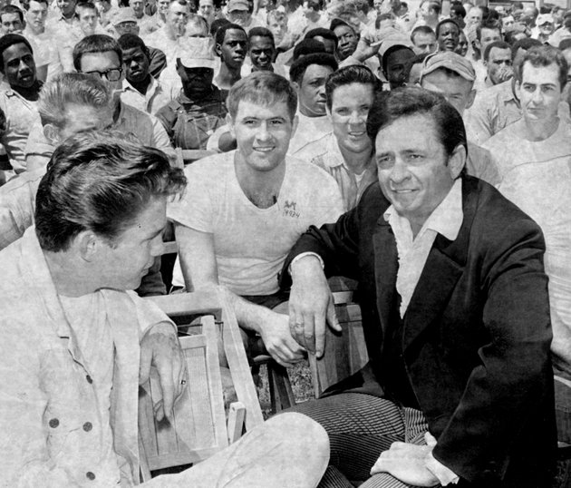 johnny-cash-talks-with-inmates-during-an-appearance-at-arkansas-cummins-prison