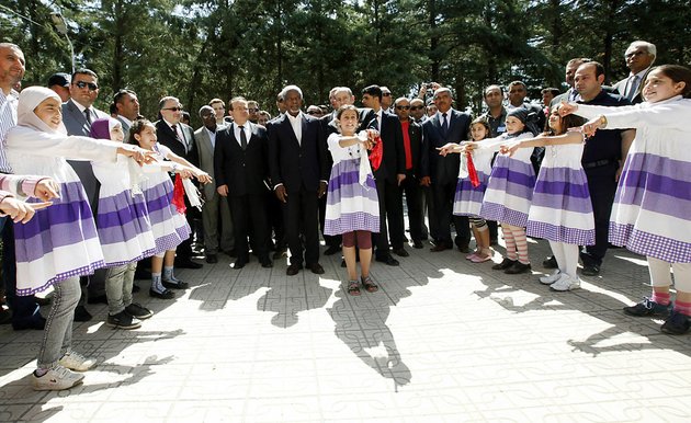 un-arab-league-envoy-kofi-annan-center-is-welcomed-by-syrian-refugee-children-upon-his-arrival-at-yayladagi-refugee-camp-in-hatay-province-turkey-tuesday-april-10-2012