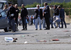 Bomb kills 1 student, wounds 7 in Italy 