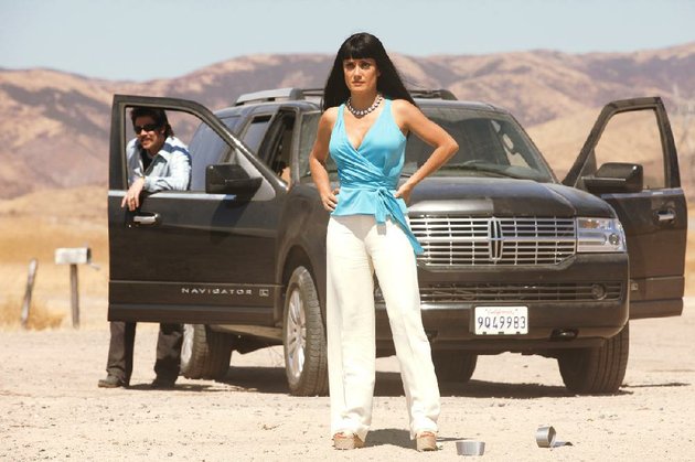 elena-salma-hayek-the-queen-of-a-mexican-drug-cartel-surveys-the-damage-in-oliver-stones-violent-savages