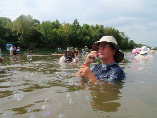 
                           Cindi Duda of Illinois blows bubbles during a swim break with her husband, Brian, left.