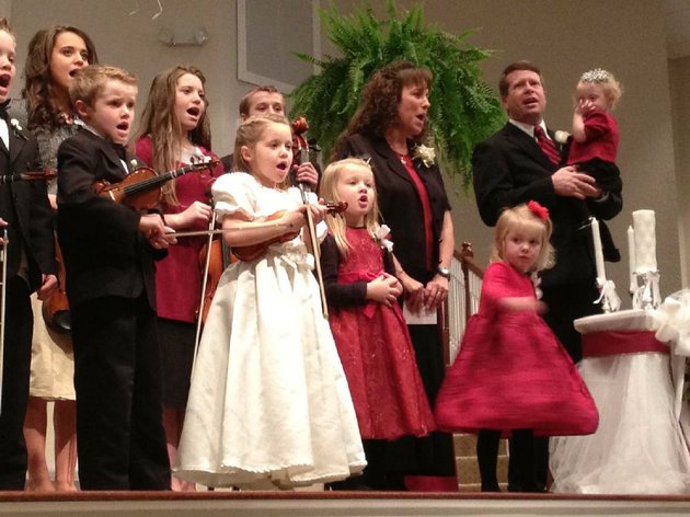 the-duggars-sing-and-play-at-a-wedding-when-new-episodes-of-19-kids-and-counting-kick-in-at-8-pm-today-on-tlc