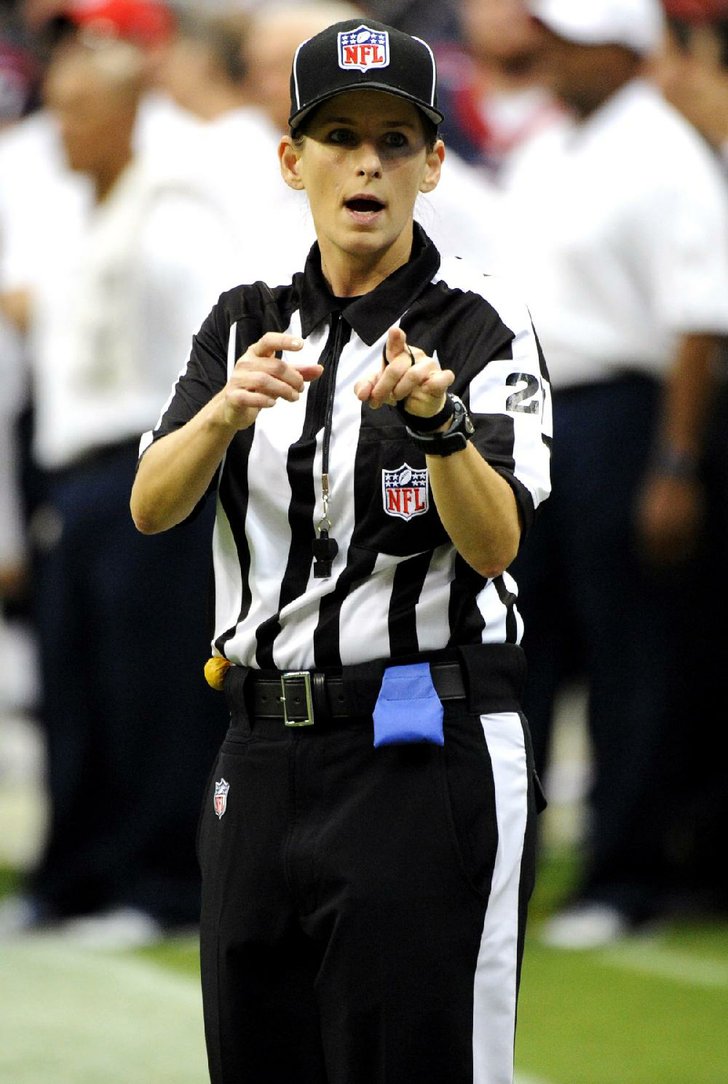 Line Judge Shannon Eastin (27) makes a call during the ...