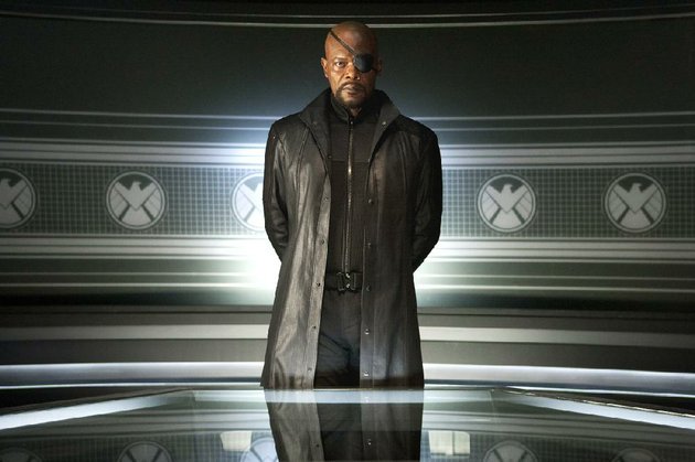 shield-director-nick-fury-samuel-l-jackson-assembles-a-group-of-superheroes-to-defend-the-world-from-an-extraterrestrial-norse-deity-in-the-avengers
