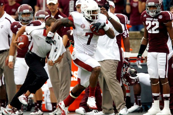 NWA Media/JASON IVESTER -- Arkansas running back Knile Davis breaks free down the Texas A&M sideline en route to a 64-yard touchdown reception on Saturday, Sept. 29, 2012, at Kyle Field in College Station, Texas.