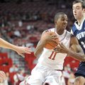 NWA Media/ANDY SHUPE -- Arkansas sophomore guard BJ Young, center, drives to the lane past Longwood ...