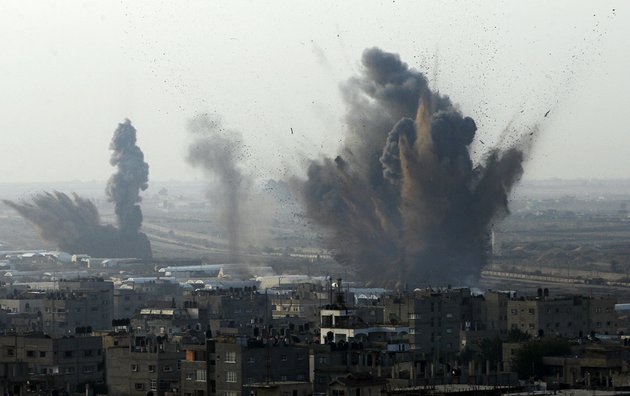 smoke-rises-after-an-israeli-attack-on-smuggling-tunnels-on-the-border-between-egypt-and-rafah-southern-gaza-strip-on-monday-nov-19-2012