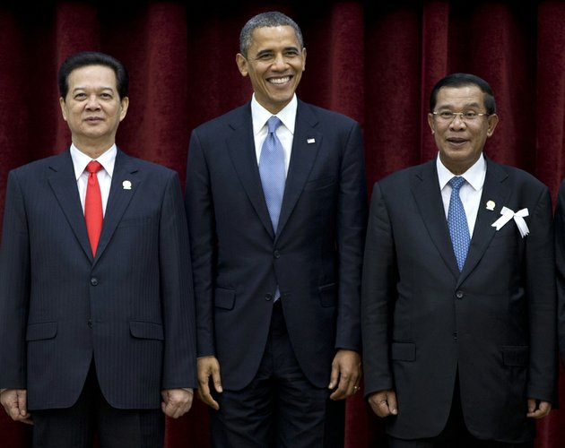 us-president-barack-obama-center-stands-with-cambodias-prime-minister-hun-sen-right-and-vietnams-prime-minister-nguyen-tan-dung-during-a-family-photo-session-of-the-east-asia-summit-at-the-peace-palace-in-phnom-penh-cambodia-on-monday-nov-19-2012