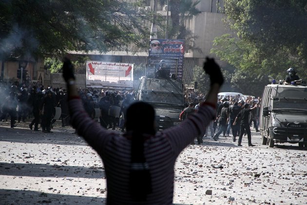 egyptian-security-forces-background-clash-with-protesters-near-tahrir-square-in-cairo-on-sunday-nov-25-2012