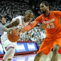 NWA Media/MICHAEL WOODS -- 11/30/2012-- Arkansas guard BJ Young tries to get past past Syracuse defe...