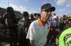 Oklahoma State coach Mike Gundy reportedly met with Arkansas following a loss to Baylor over the weekend. 
