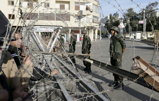 egyptian-army-soldiers-deploy-outside-the-presidential-palace-background-right-in-cairo-egypt-on-thursday-dec-6-2012