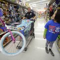Jami Yarbrough, an officer with the Centerton Police Department, helps Kimberly Amilcar, 6, pick out...