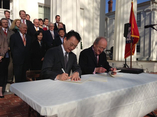 carlos-westendorp-right-club-de-madrid-secretary-general-and-eugene-yun-left-managing-director-of-the-p-80-foundation-sign-the-little-rock-accord-in-front-of-the-old-state-house-in-downtown-little-rock
