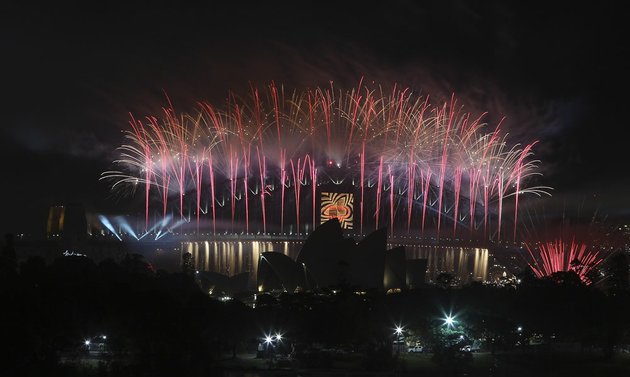 fireworks-explode-sydney-harbour-bridge-during-the-new-year-celebrations-in-sydney-australia-on-tuesday-jan-1-2013