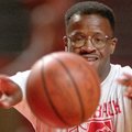 Arkansas assistant basketball coach Mike Anderson passes the ball during practice Thursday, Oct. 17,...