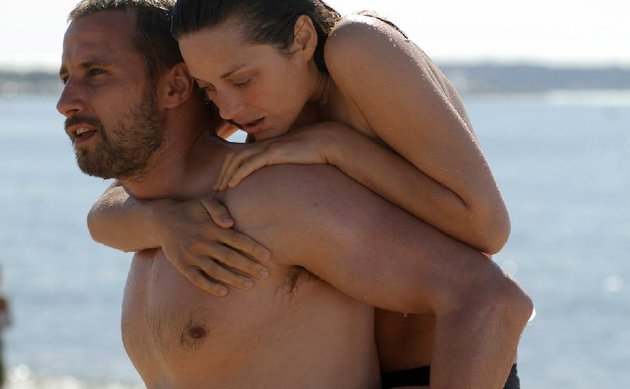 ali-matthias-schoenaerts-and-stephanie-marion-cotillard-are-damaged-souls-who-forge-a-tentative-bond-in-jacques-audiards-modern-romance-rust-and-bone