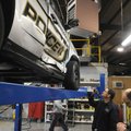 Tony Anderson, left, mechanic with the Springdale Police Department, and Jeff Bohannan, fleet manage...