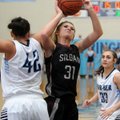 Mayse Pippin, center, of Siloam Springs gets around Tayleah Neal, left, of Springdale Har-Ber on Fri...