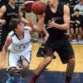 Payton Henson, right, of Siloam Springs and Springdale Har-Ber’s Austin Fox bobble the ball Friday a...