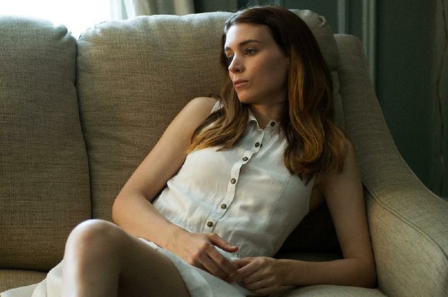 emily-taylor-rooney-mara-experiments-with-prescription-drugs-in-steven-soderberghs-side-effects-a-hitchockian-thriller-set-in-the-world-of-psychiatric-therapy