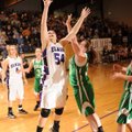 Mariah Hendrix, Elkins sophomore, shoots Feb. 1 as Greenland’s Mackenzie Brown at Elkins High. 