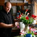 Glenn Schnetzinger works Thursday on an arrangement at Organic Creations at Country Gardens in Sprin...