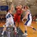 Luke Fryauf,
center, Rogers Heritage, is fouled under the net by Rogers High’s Zach Jones, right, o...