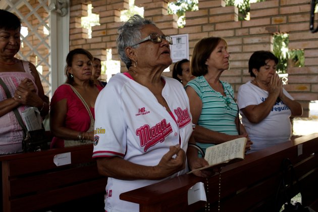 supporters-of-venezuelas-president-hugo-chavez-pray-for-the-ailing-president-at-the-military-hospitals-chapel-in-caracas-venezuela-tuesday-march-5-2013-a-brief-statement-read-on-national-television-by-communications-minister-ernesto-villegas-late-monday-carried-the-sobering-news-about-the-charismatic-58-year-old-leaders-deteriorating-health-villegas-said-chavez-is-suffering-from-a-new-severe-infection-the-state-news-agency-identified-it-as-respiratory
