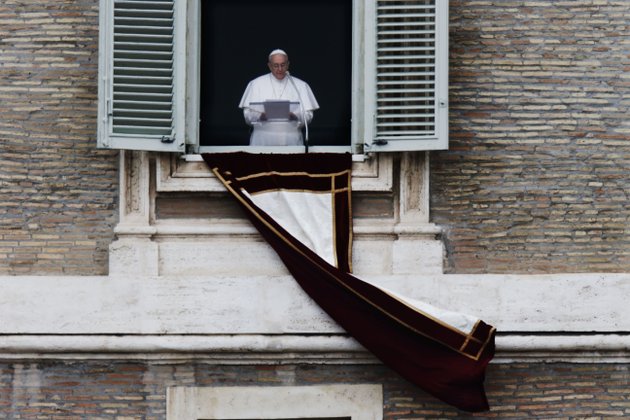 pope-francis-recites-the-angelus-prayer-to-the-crowd-in-st-peters-square-at-the-vatican-sunday-march-17-2013
