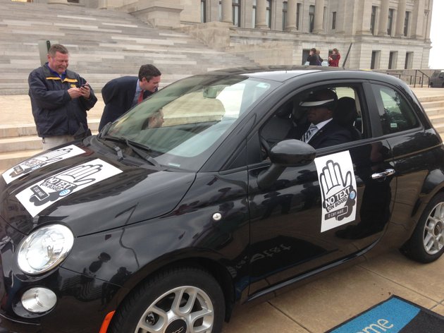 legislators-take-part-in-a-texting-while-driving-simulator-on-monday-at-the-capitol
