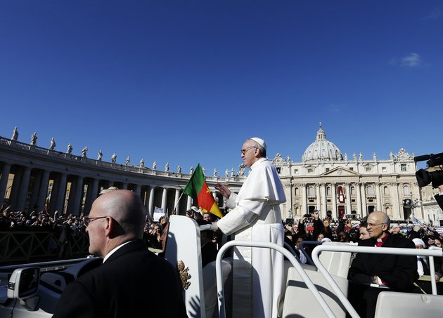 pope-francis-waves-to-crowds-as-he-arrives-to-his-inauguration-mass-in-st-peters-square-at-the-vatican-tuesday-march-19-2013