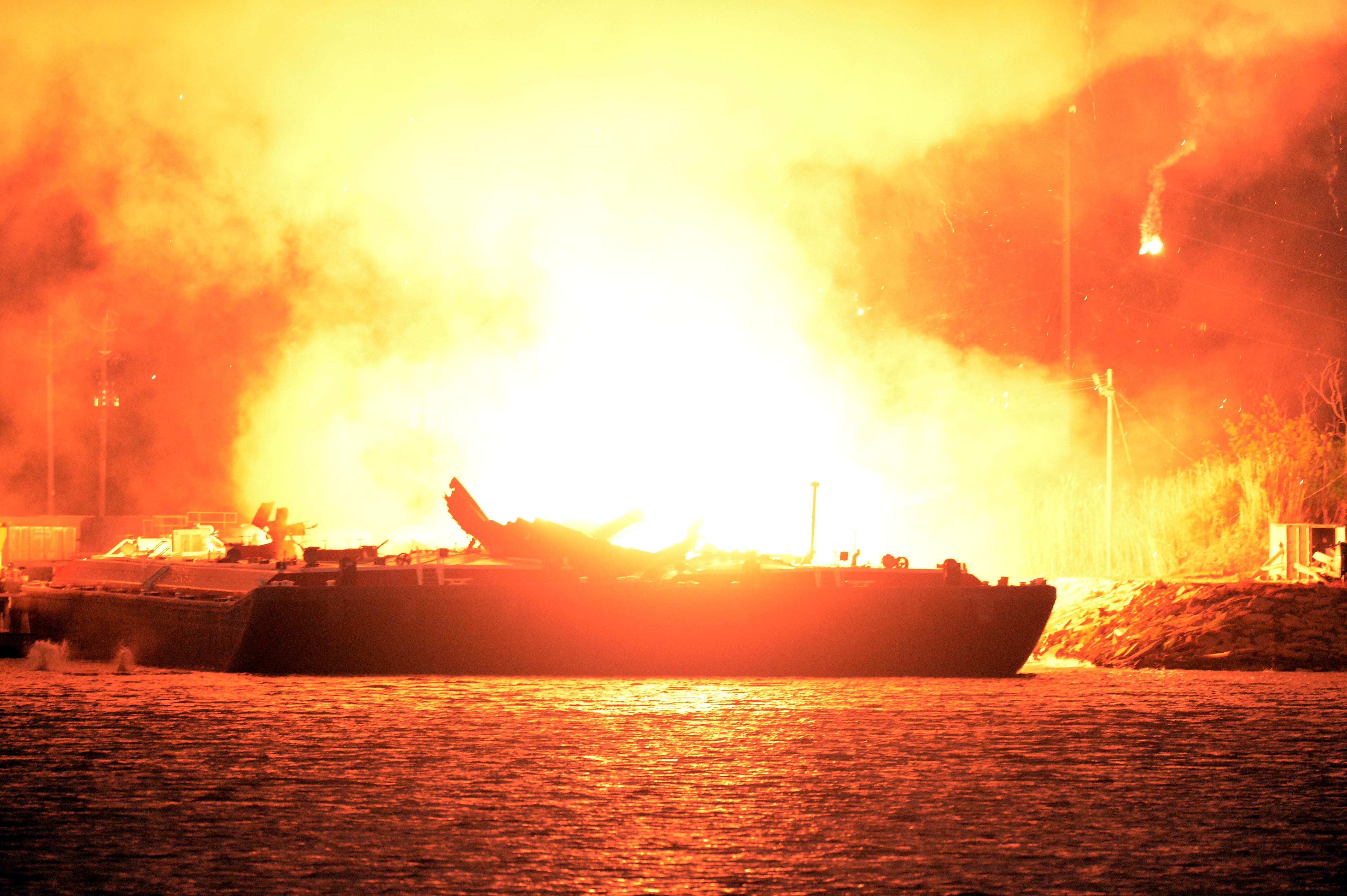 Fuel barges explode, causing large fire in Ala.