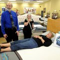 Norman Smith, from left, and his wife, Lesli Smith, talk Friday with Jean Hentschel as she tries a S...