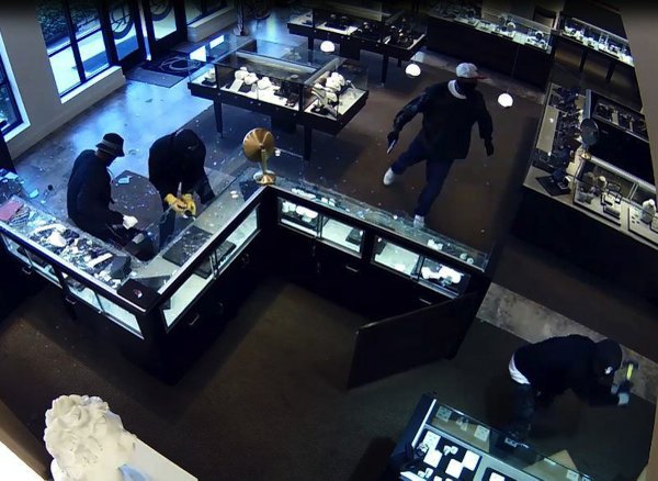LR jewelry store robbed; police seek 5 men